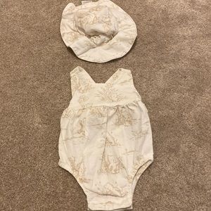 Matching sleeveless onesie and hat with bear print 0-3M